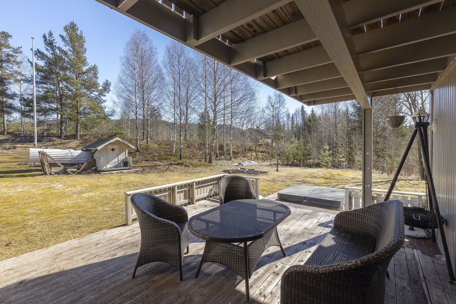 Solrikt og usjenert terrasseområde med god plass til sittegruppe. Galleribilde
