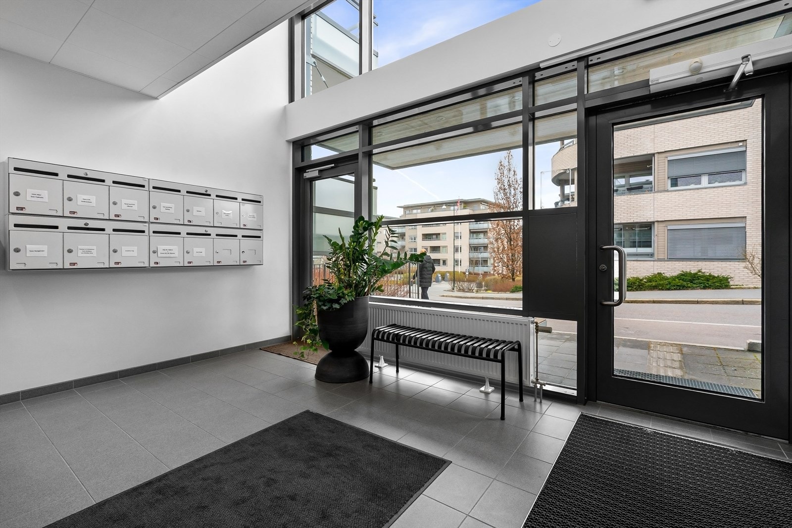 Felles inngangsparti med postkasser. Galleribilde