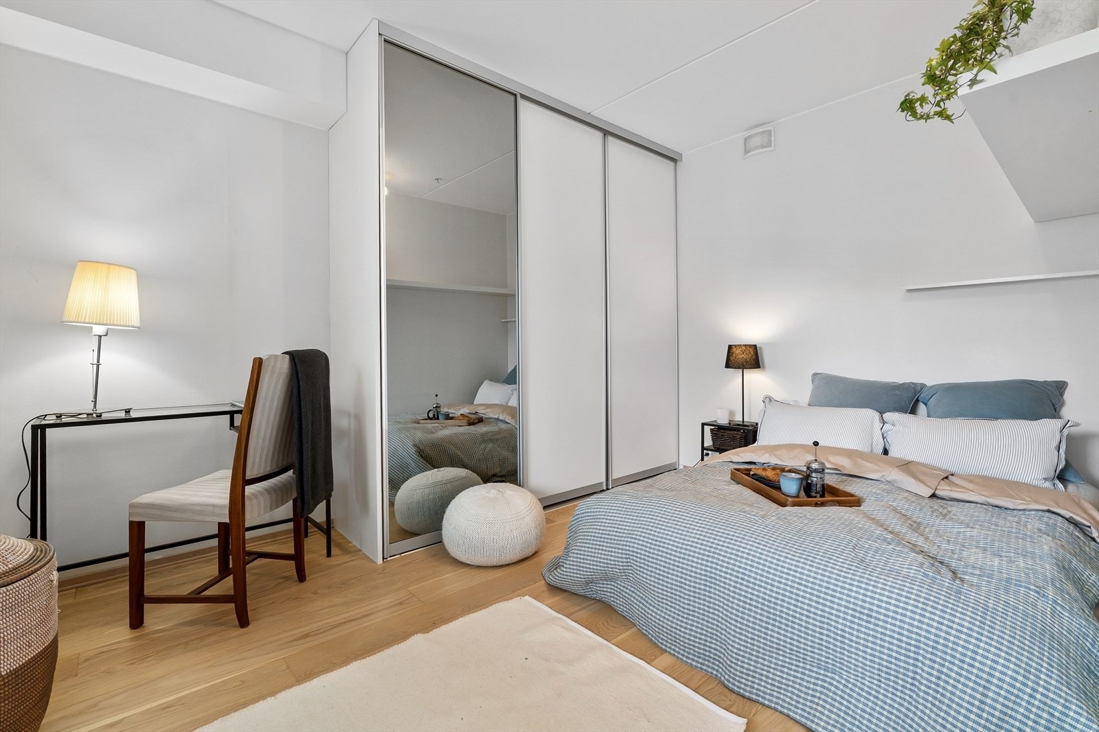Soverom med skyvedørsgarderobe. Galleribilde