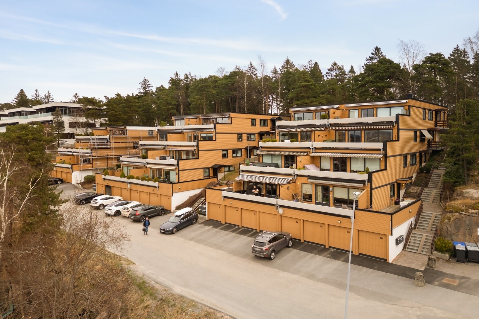Det er mulig å kjøre på baksiden av bygget for av- og pålessing av varer og annet. Galleribilde