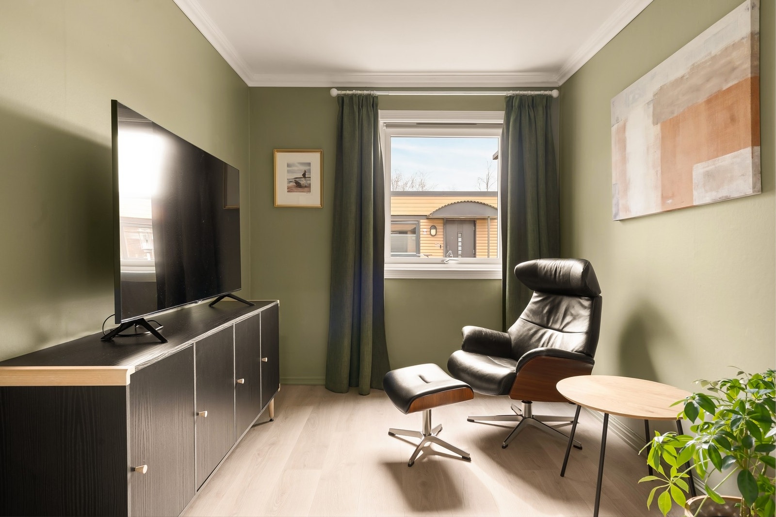 Det tredje soverommet er i dag innredet som en ekstra TV-stue/oppholdsrom. Galleribilde