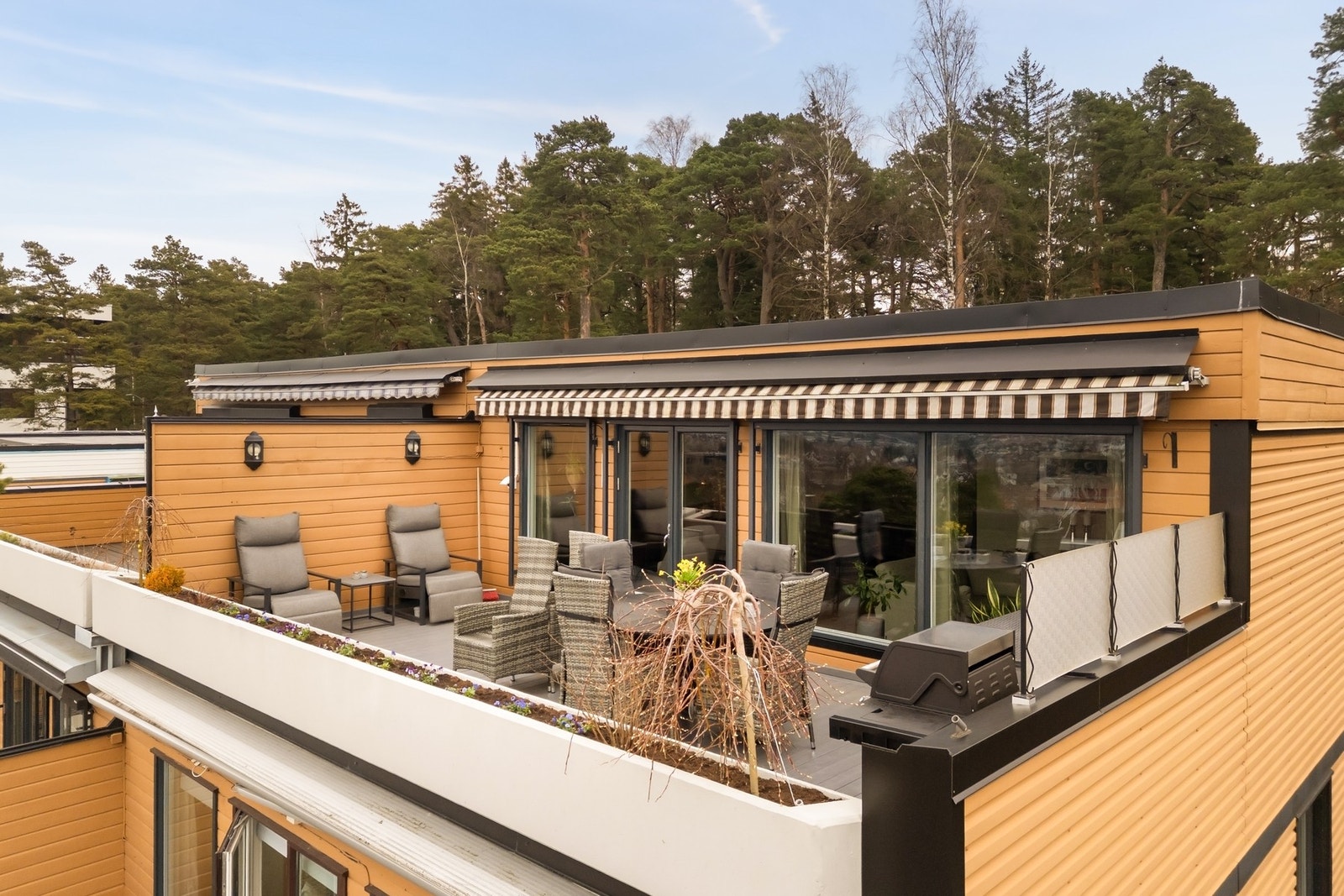 En fantastisk terrasse hvor man sitter skjermet med vidstrakt utsikt og gode solforhold. Markise for de varmeste dagene. God plass til utemøblement. Galleribilde