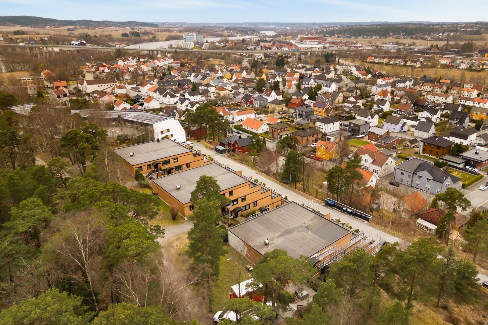 Til tross for den sentrale beliggenheten ligger leiligheten "landlig" til, med Kulåsparken som nærmeste nabo. Galleribilde