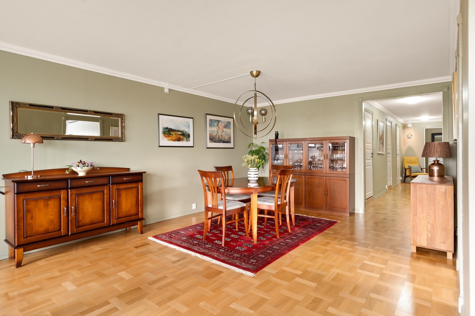 Romslig stue med god plass til både venner og familie - perfekt for sosiale sammenkomster. Galleribilde