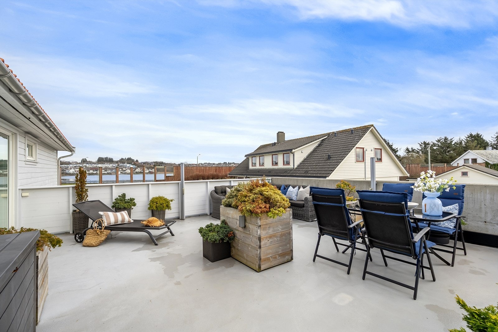 Fra stuen har man tilkomst til en romslig takterrasse med gode solforhold og flott utsikt. Galleribilde
