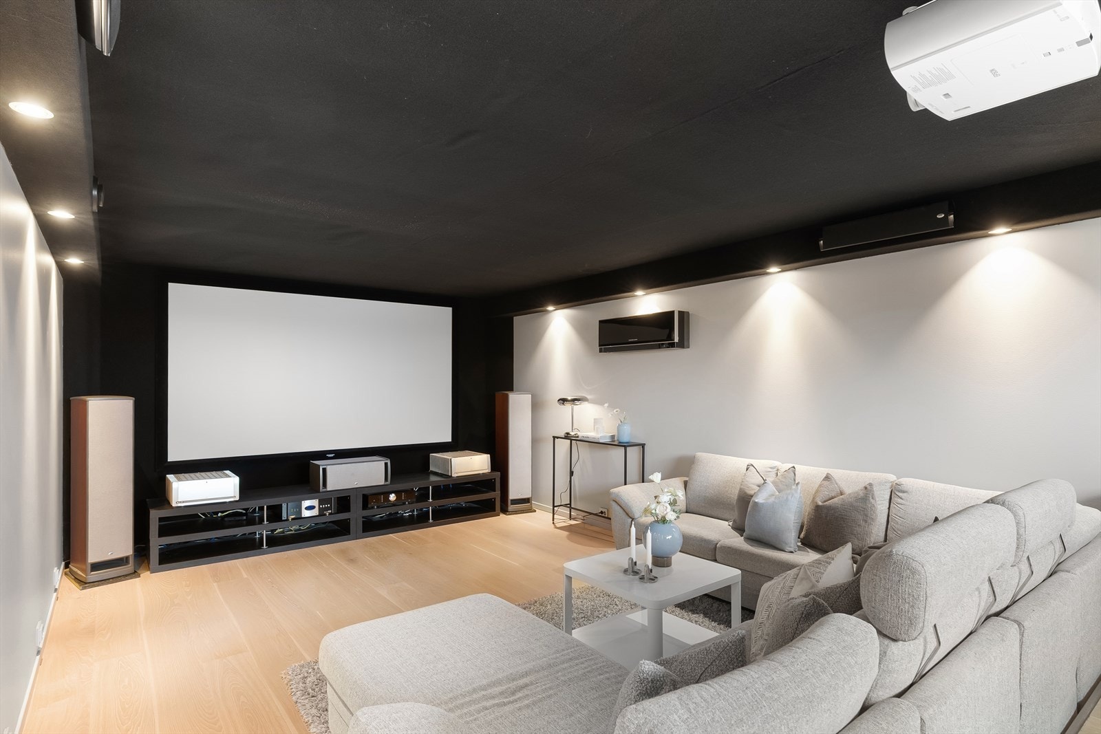 Samlet gir dette et godt isolert rom som egner seg svært godt til film, musikk, ungdommer m.m. Et drømmerom for mange. Varmepumpen er defekt. Galleribilde