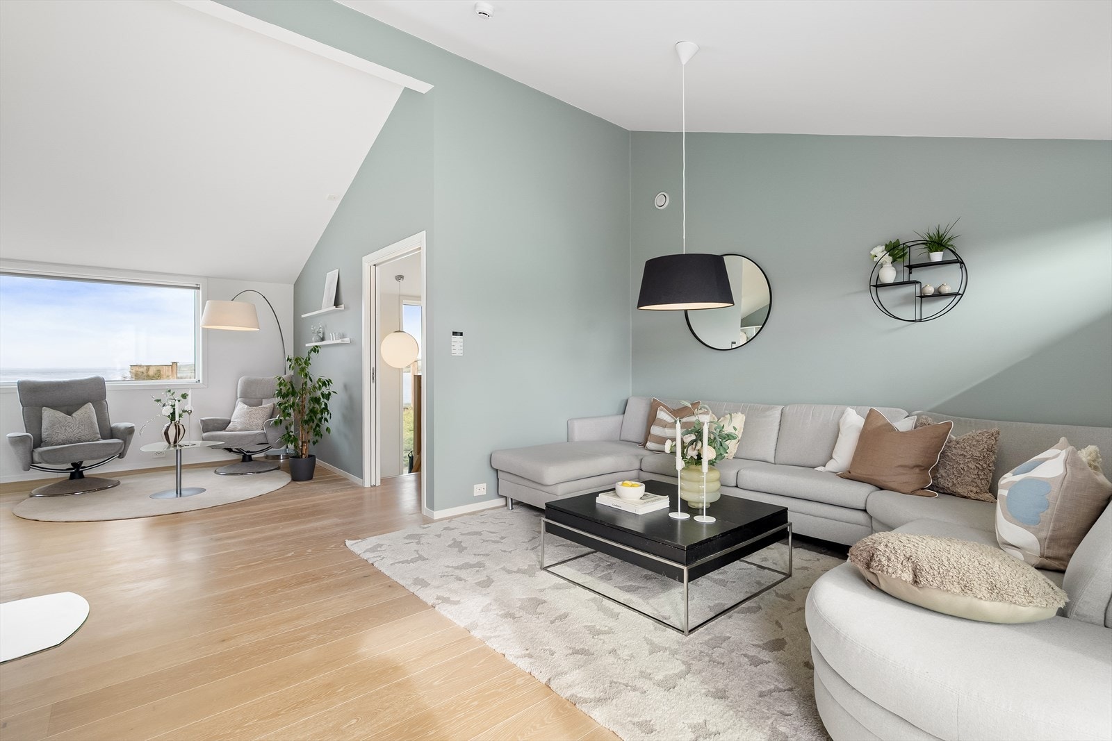 Det er plass til flere sittegrupper og spisebord av ønsket størrelse i allrommet. Smarthus med styring av lys og varme fra hvor som helst. Galleribilde