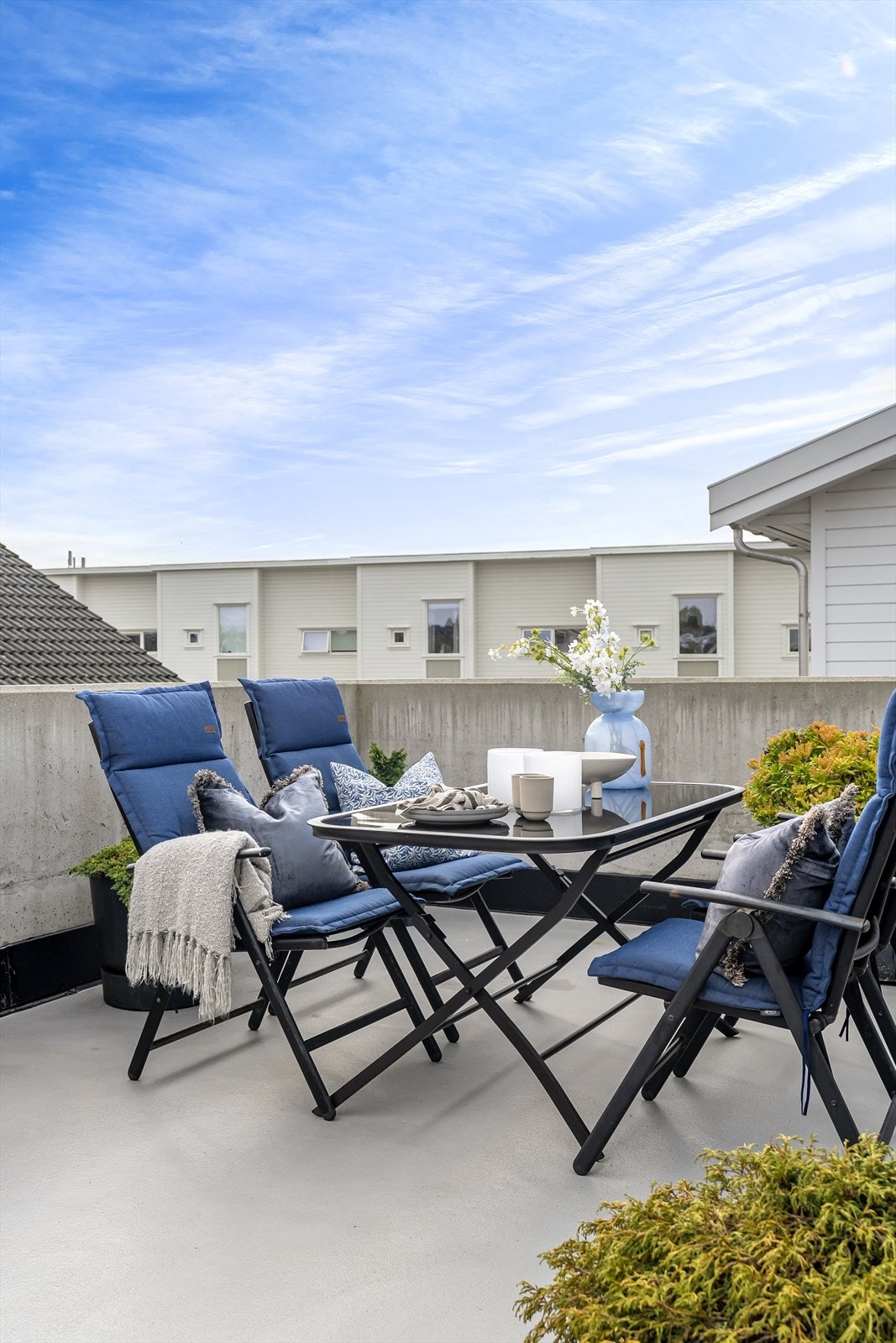 Med god plass til både sittegruppe og grill ligger alt til rette for å kunne nyte lange, solrike dager og hyggelige sommerkvelder i godt selskap. Galleribilde