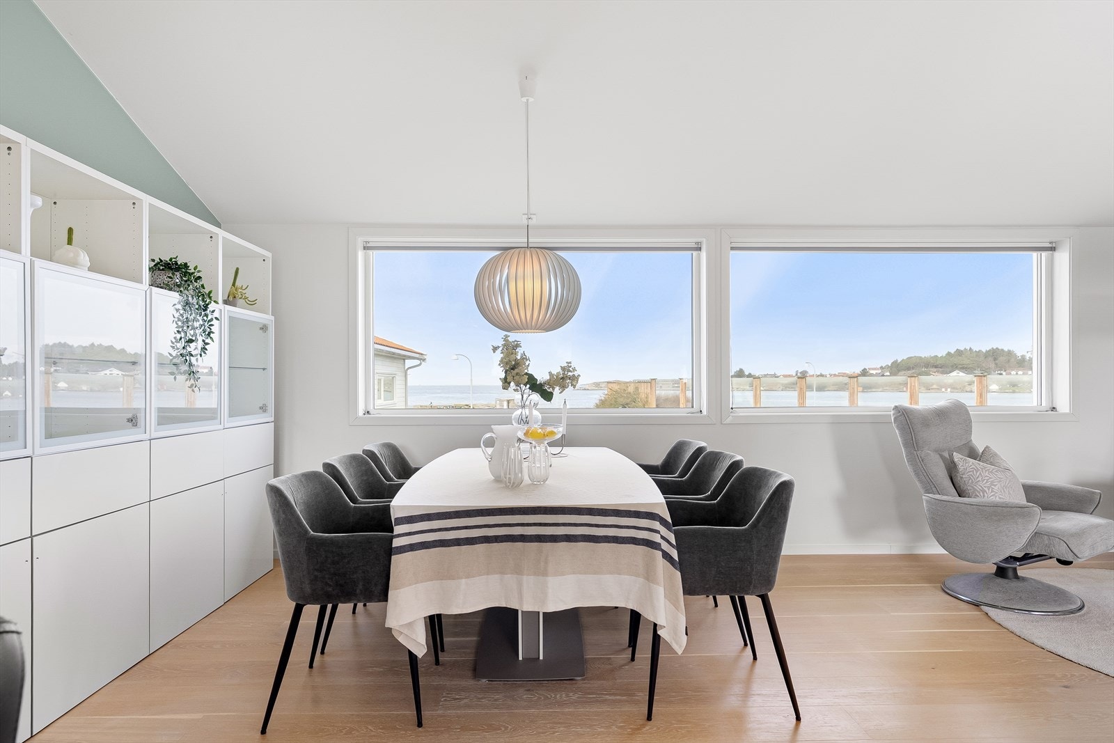 Fantastisk havutsikt fra første rekke mot sjøen. Her får du balsam til sjelen og ro i kroppen. Galleribilde