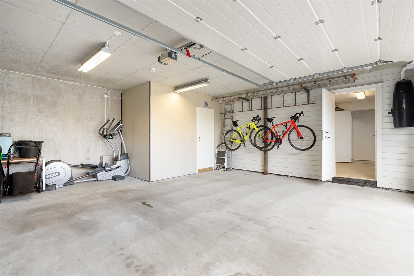 Bi-inngang fra romslig garasje med isolert sportsbod, hvor det kan oppbevares både sykler, verktøy og sesongutstyr. Galleribilde
