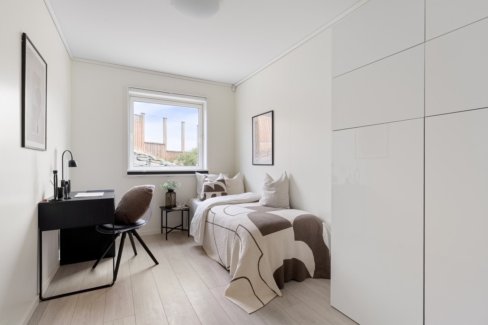Soverom nr. 3 i huset er av god størrelse med plass til seng, kontor og garderobeskap. Galleribilde