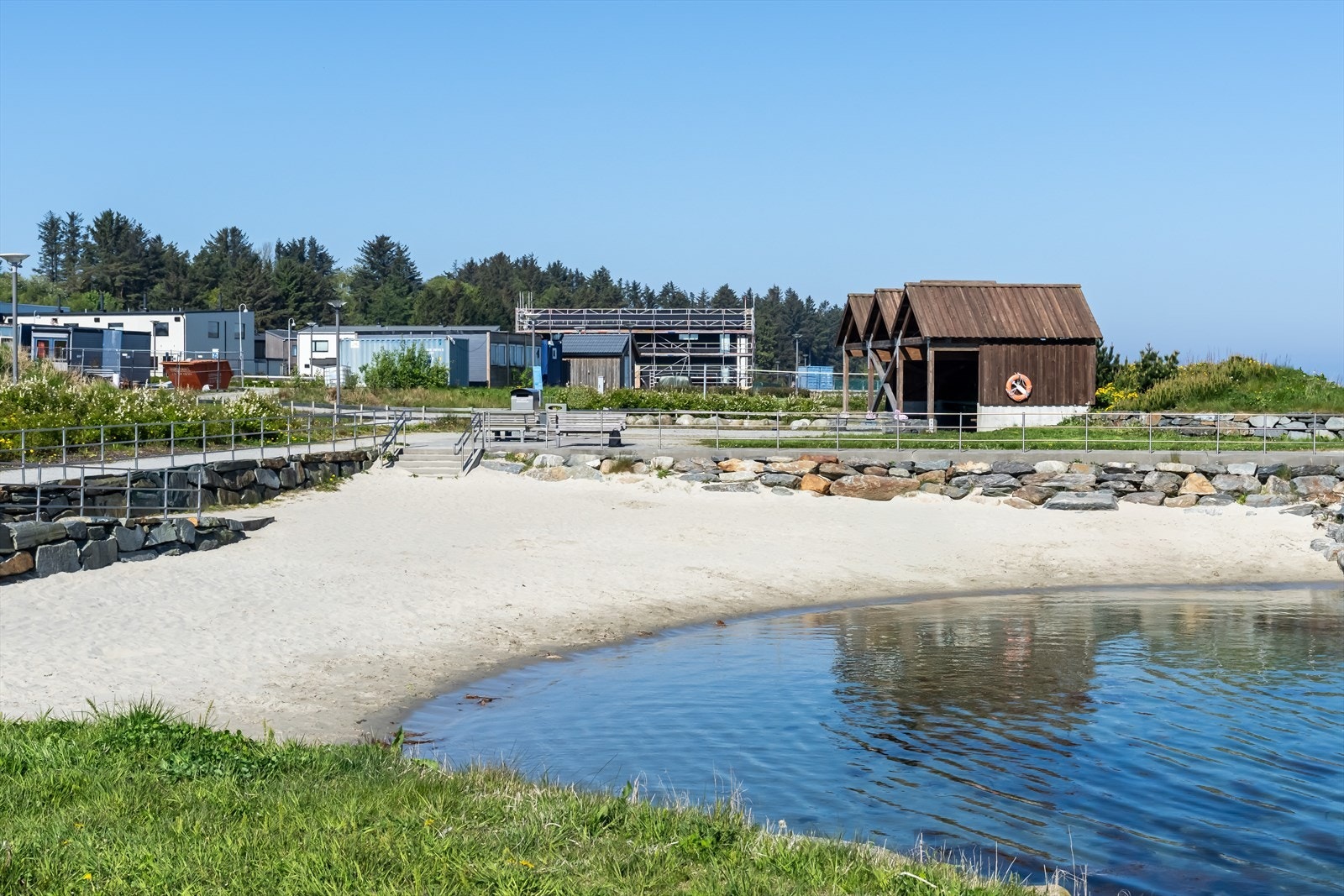 Det populære sjøbadet på Jåsund er bare en kort spasertur unna. Her har du flotte turløyper langs sjøen. Galleribilde