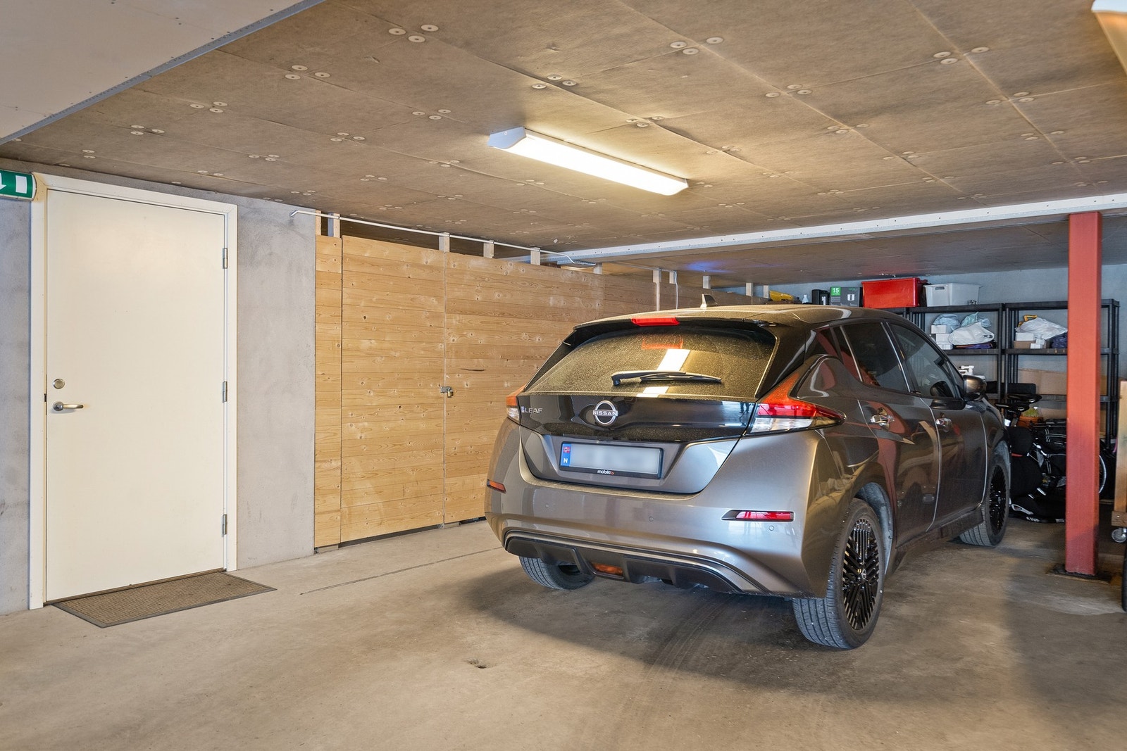 P-plassen i kjelleren er nærmest trappegangen/heisen, samt med bod innerst Galleribilde
