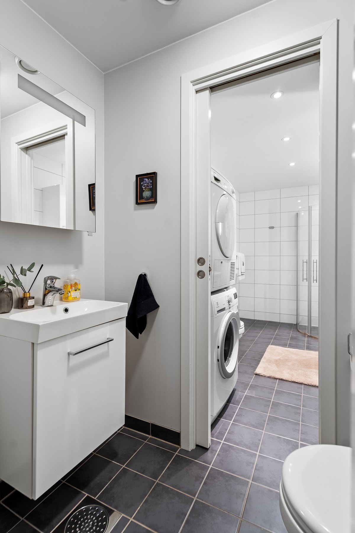 Toalettrom/gjestetoalett med skyvedør til hovedbadet Galleribilde