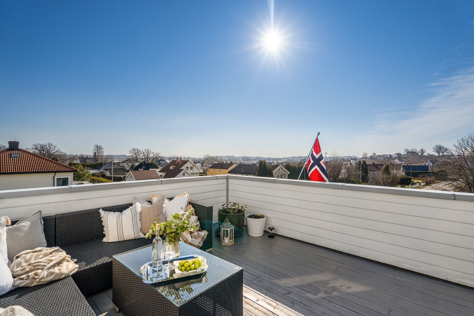 Supert takterrasse med fine sol- og utsiktsforhold Galleribilde