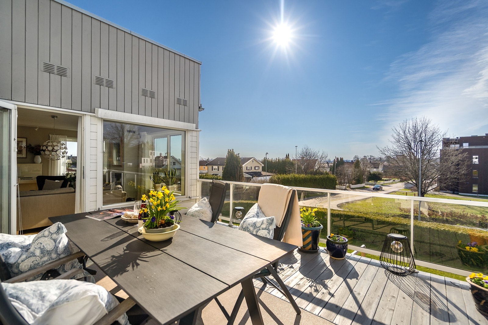 Svært lun og fin terrasse ut fra stua i hovedetasjen med fine utsiktsforhold Galleribilde