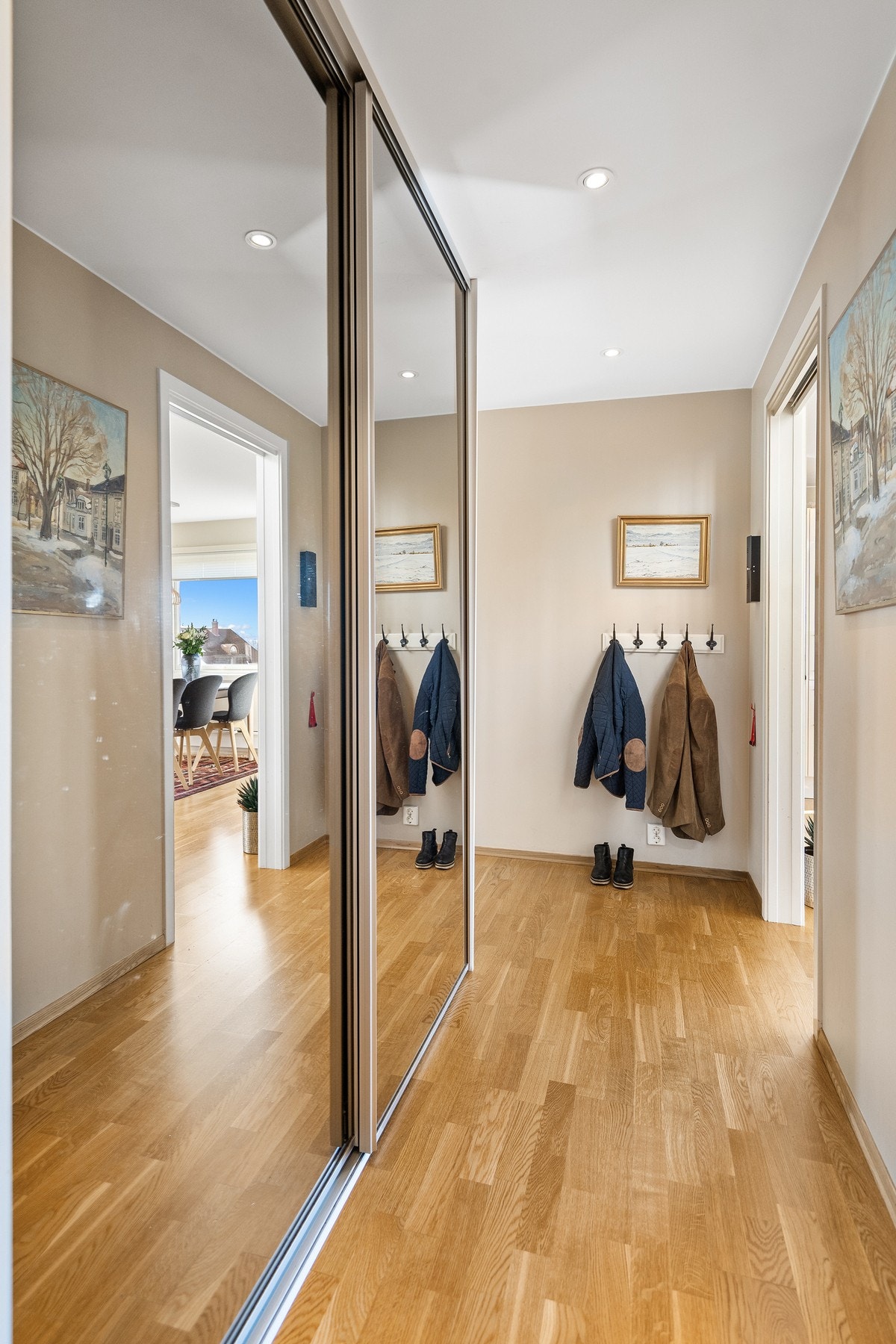 Entré/gang med skyvedørsgarderobe Galleribilde