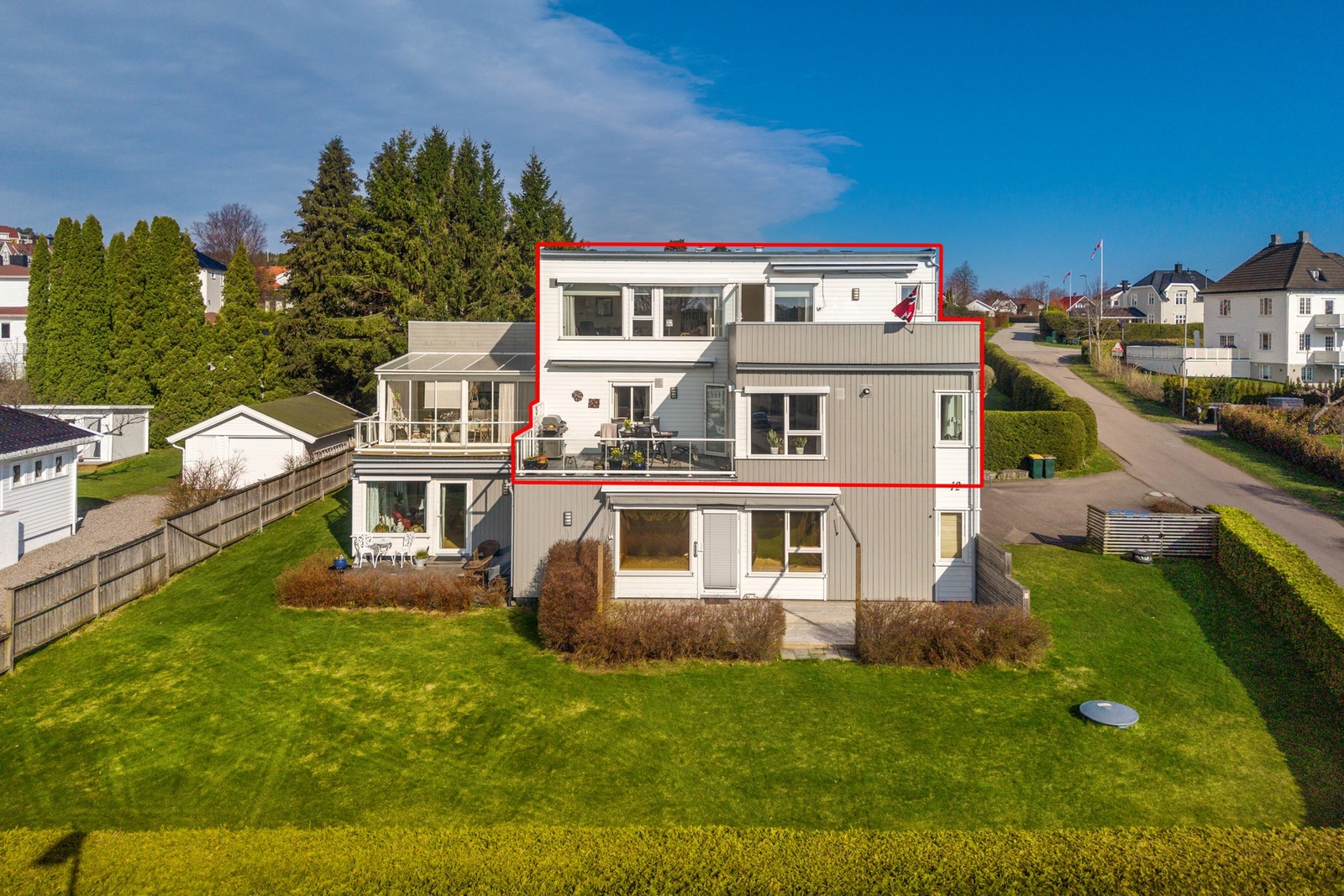 Velkommen til denne supre leiligheten over 2 plan i Nordre Løkkevei 12! Galleribilde