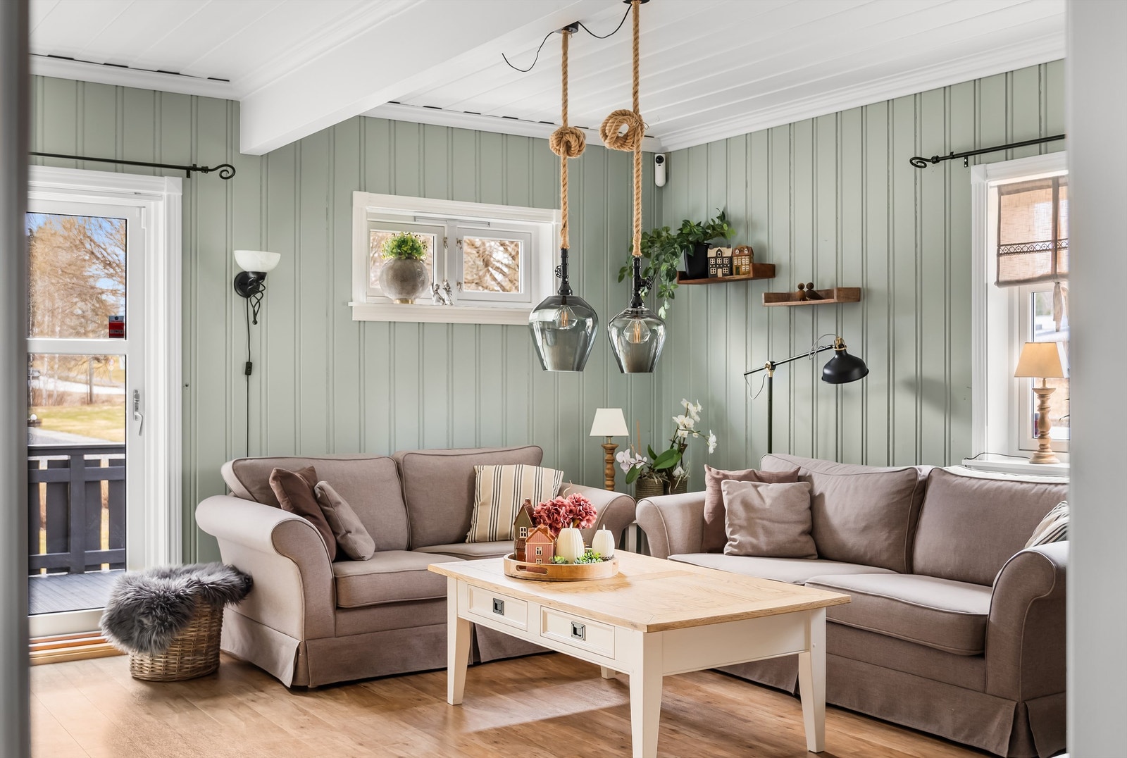 Hyggelig stue med lune fargetoner, god takhøyde og utgang til terrasse. Galleribilde