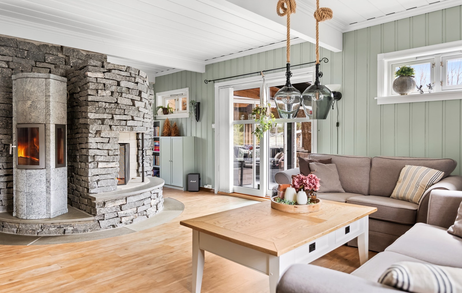 Eiendomsmegler Krogsveen v. Austeja Flenderyte har gleden av å ønske velkommen til Finnholtvegen 86! Foto: Ann-Helén Nannestad/ Isnitt. Galleribilde