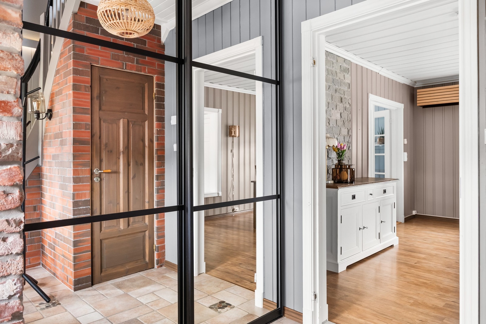 Innbydende entré med garderobeskap for å sette fra seg yttertøy! Galleribilde