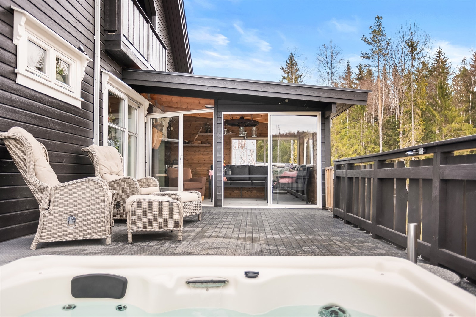 Terrasse med gode solforhold og plass til utemøbler samt jacuzzi. Galleribilde