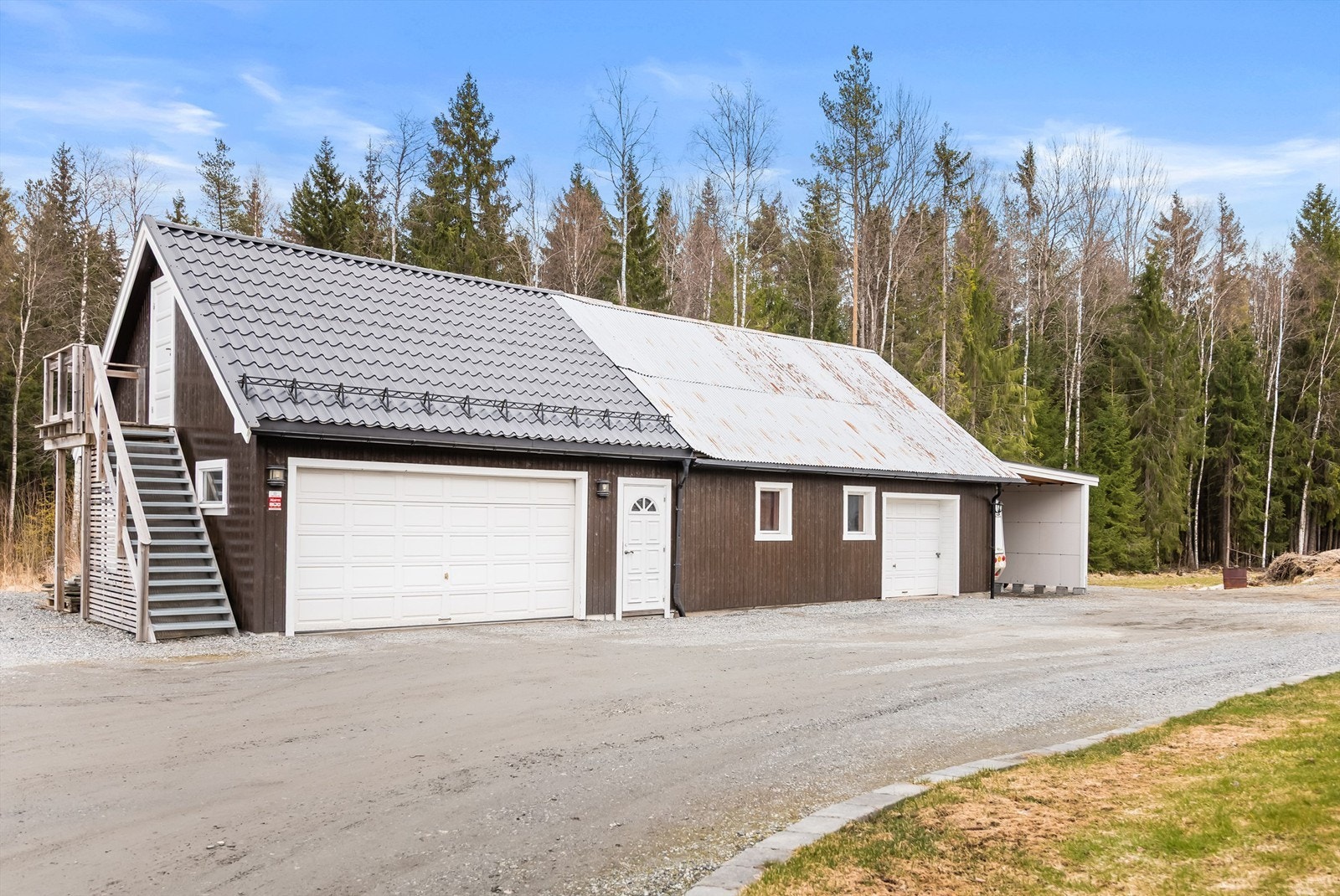 Stor garasjebygning med gode oppbevaringsmuligheter, og rikelig med plass til både parkering og hobbybruk. Galleribilde