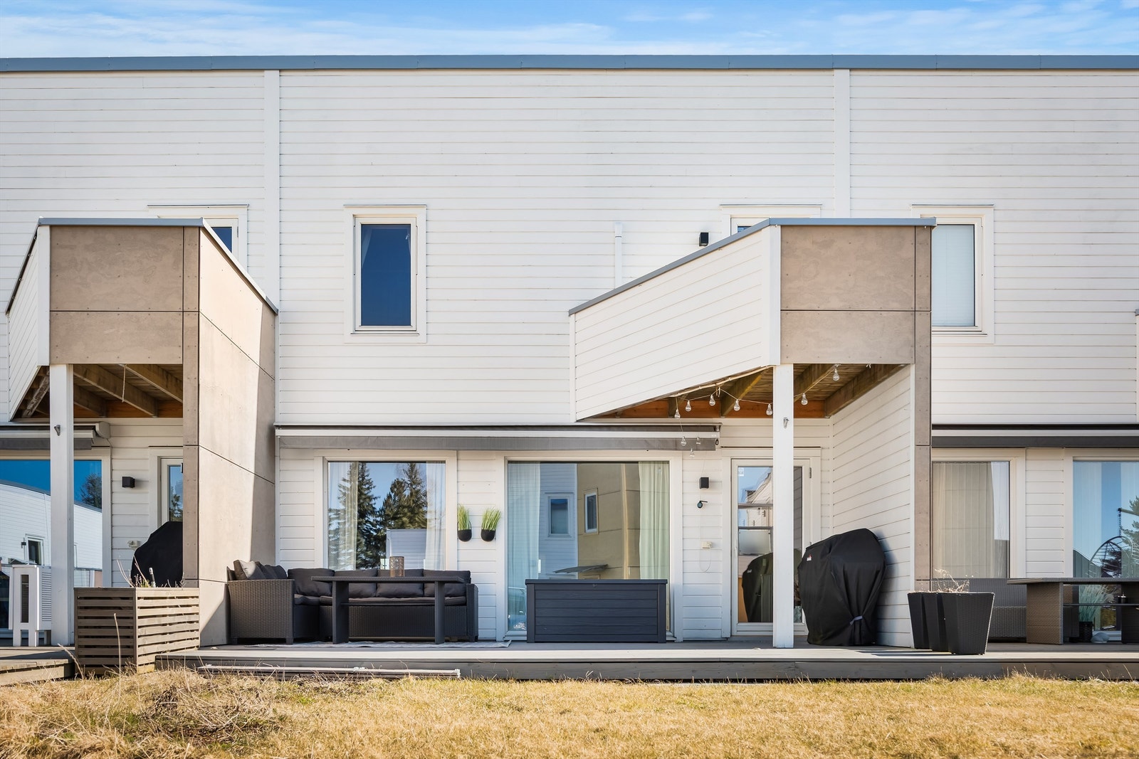 Integrert garasje på 26 m² med innvendig bod, samt egen parkeringsplass og installert elbillader. Galleribilde