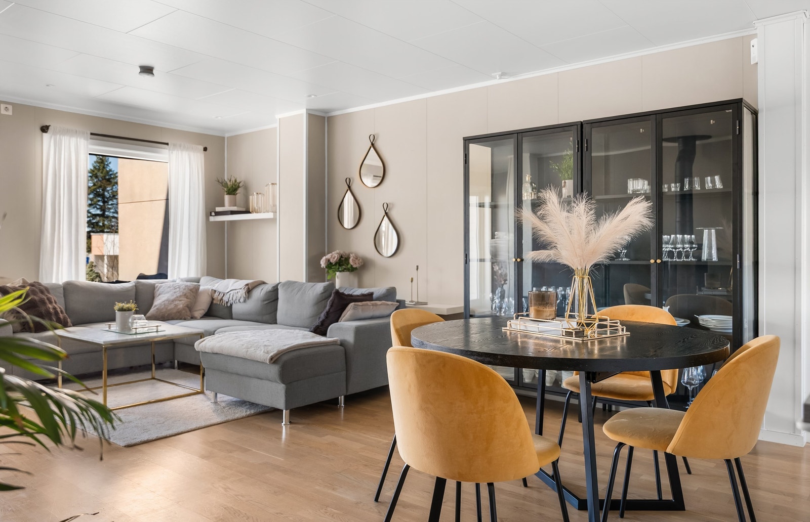 Stuen har god plass til en romslig sofagruppe og er, som resten av hovedrommene, belagt med parkett. Galleribilde