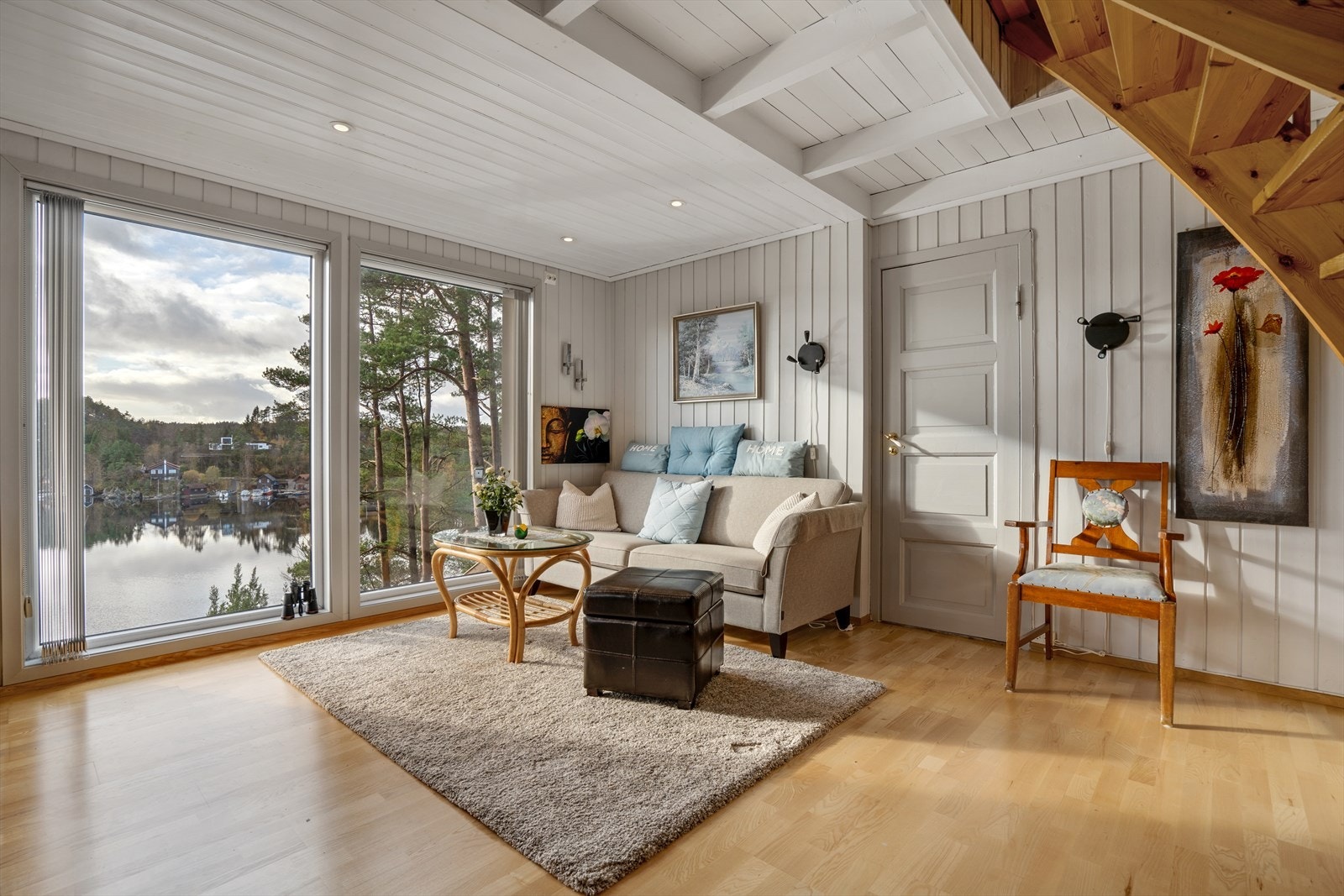 Pen stue med lyse og behagelig fargevalg Galleribilde