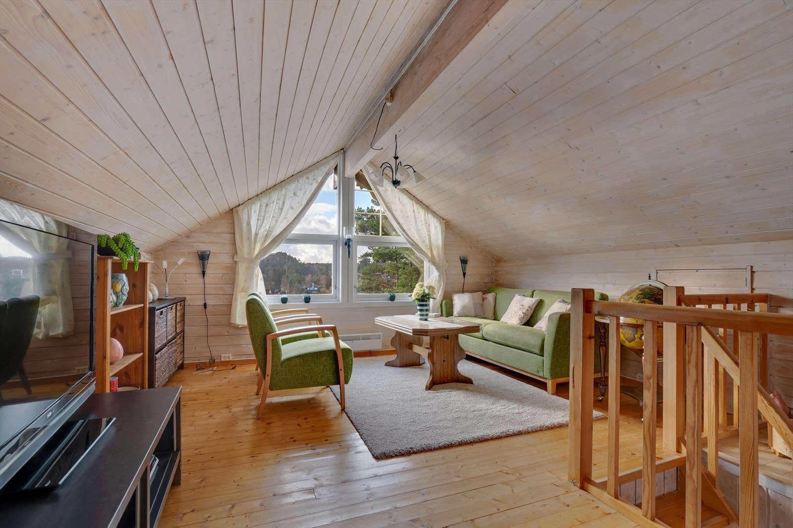 Stor og trivelig loftstue med nydelig sjøutsikt. Galleribilde