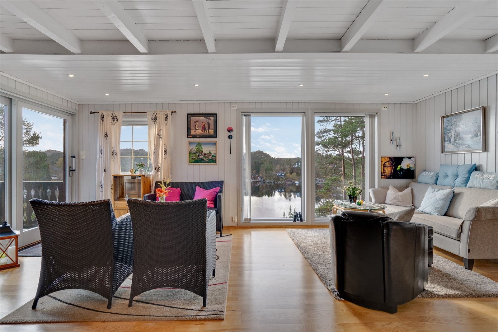 Gode møbleringsmuligheter med plass til sofagruppe og spisebord Galleribilde