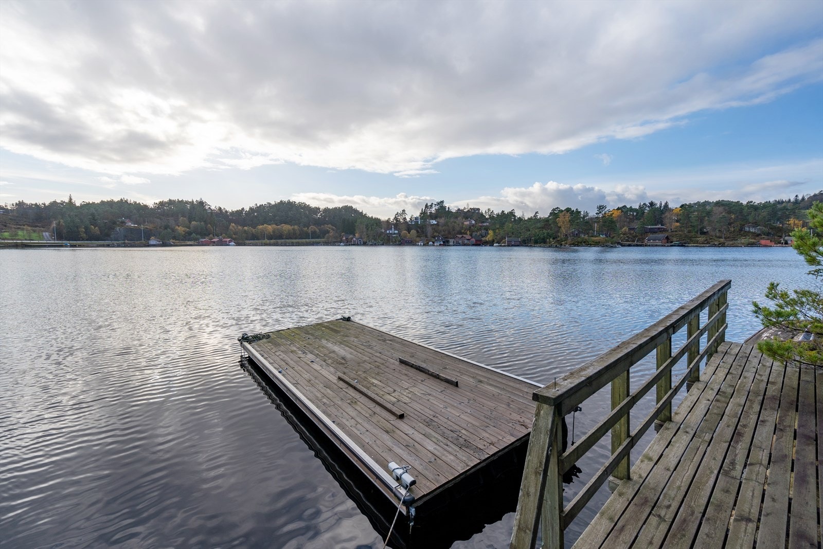 Idyllisk beliggenhet med egen brygge nede ved sjøen Galleribilde