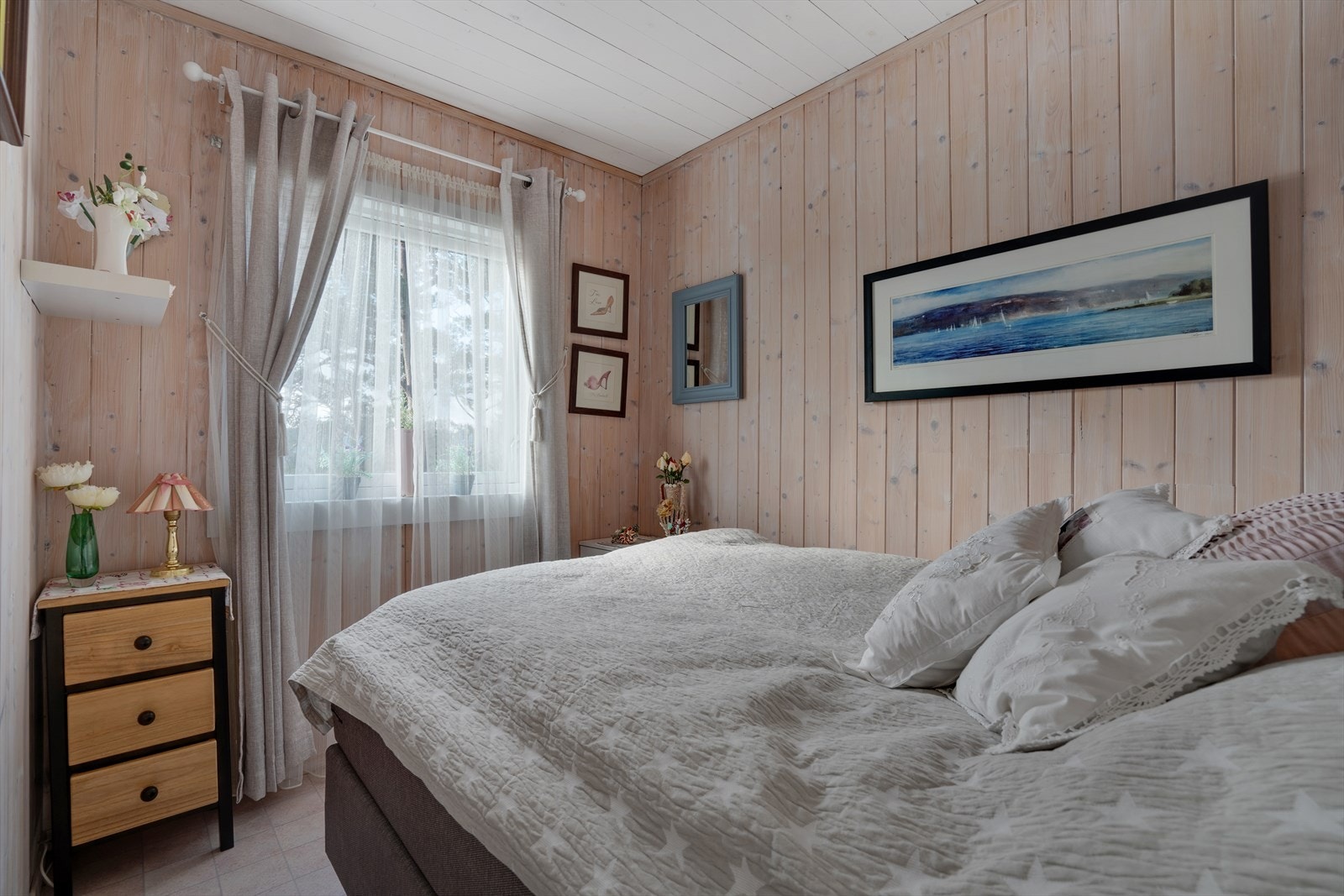 Trivelig soverom med god plass til dobbelseng. Galleribilde
