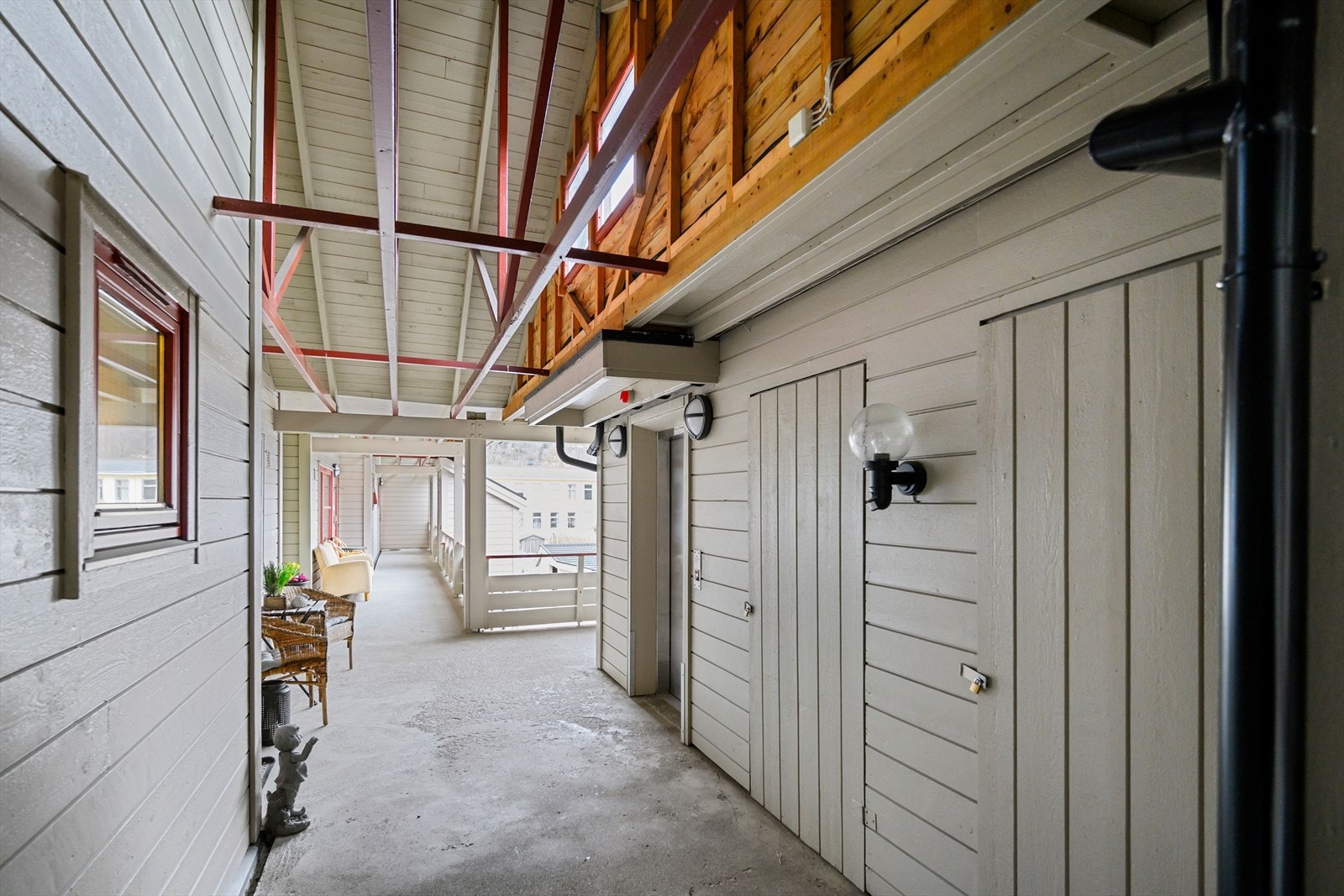 Tilkomst via takoverbygget svalgang. Leiligheten disponerer også en utebod på ca. 3 m². like ved inngangspartiet. Galleribilde