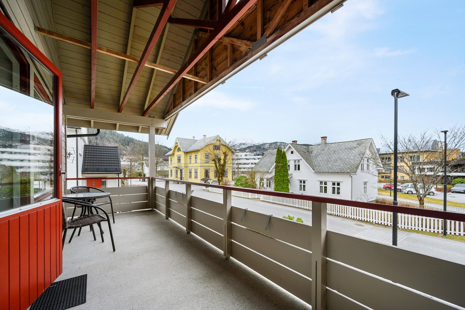 Fra altanen er det fri og fin utsikt over nærområdet. Galleribilde