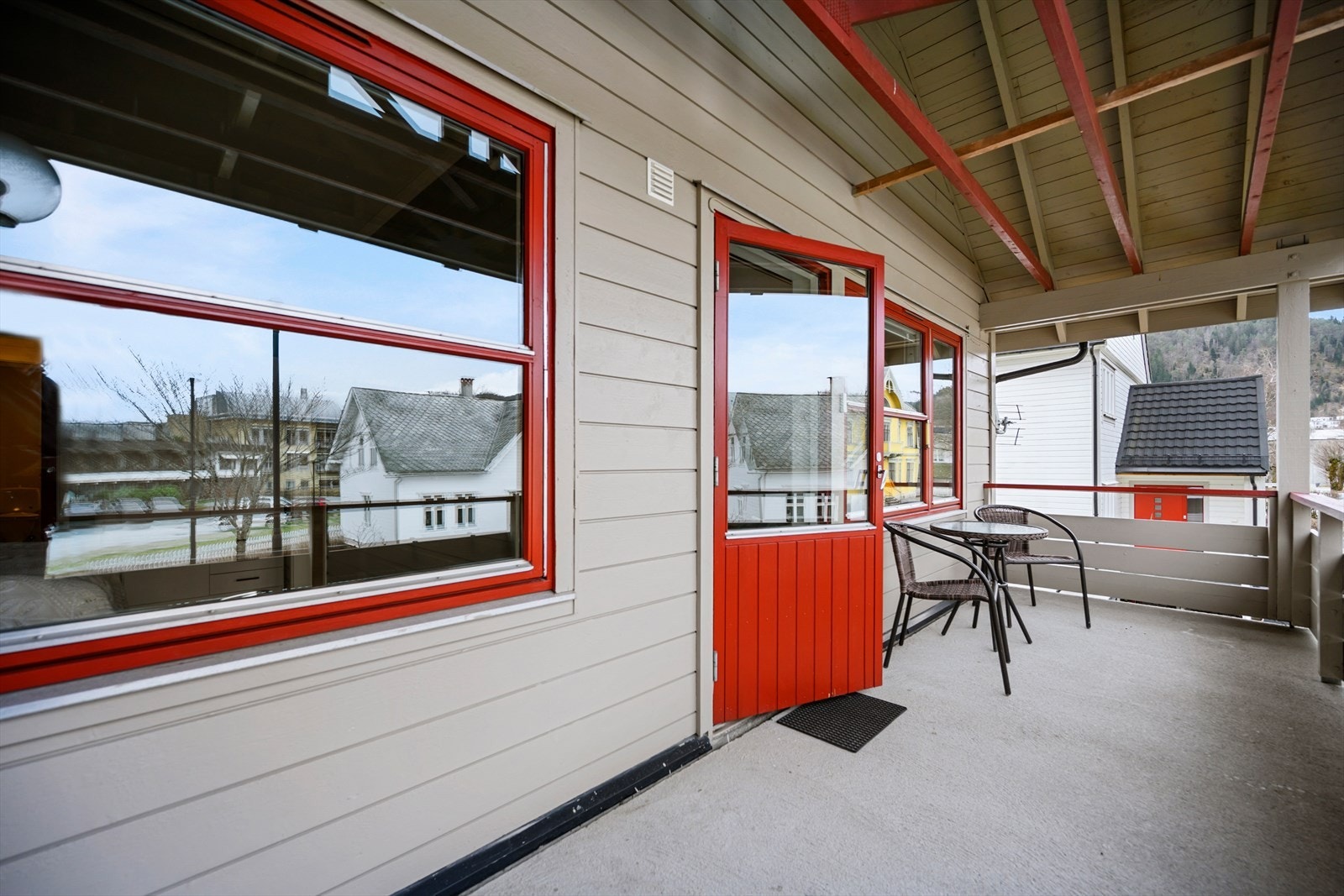 Altanen har god plass til utemøbler. På altanen er det en praktisk bod på 3 m². Galleribilde