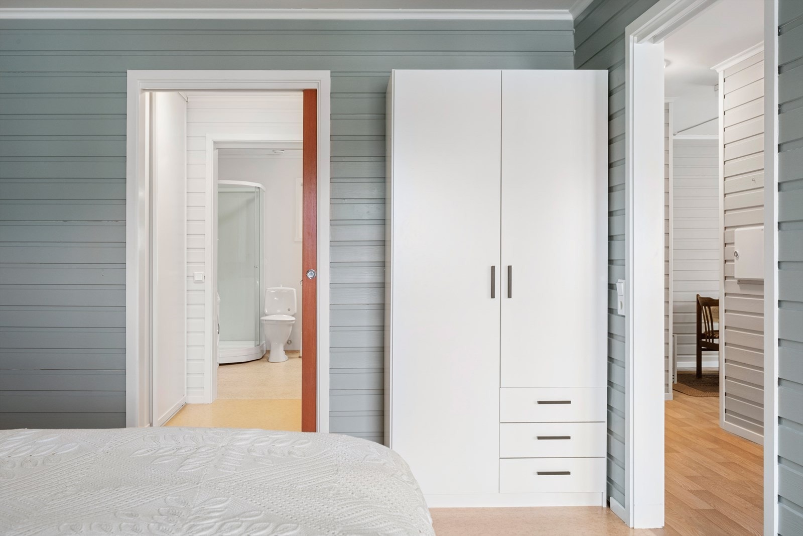 Mellom bad og hovedsoverommet er det praktisk garderoberom med skyvedørsgarderobe fra Langlo. Galleribilde