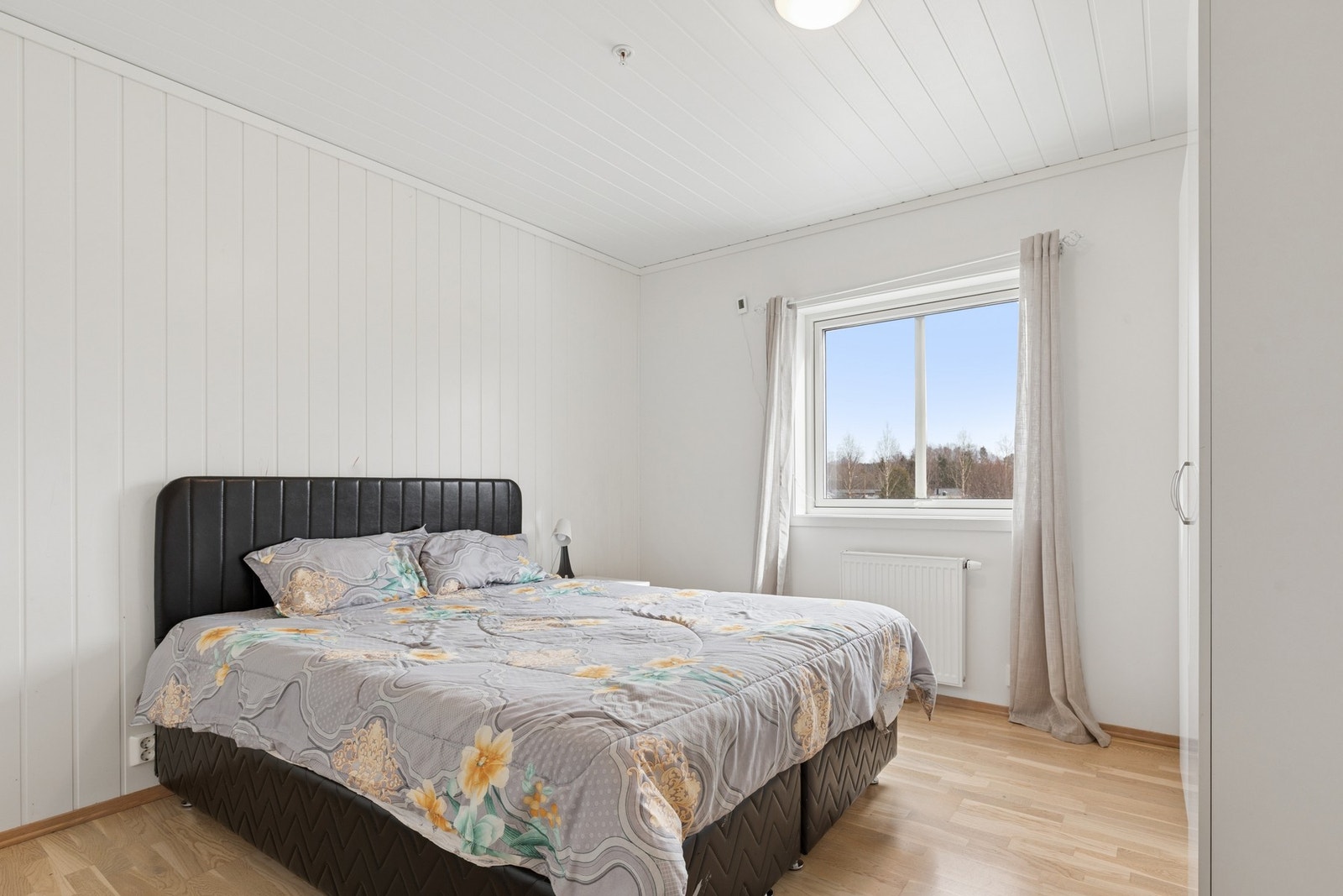 Boligen byr på tre gode soverom, hovedsoverommet er av god størrelse og har fin plass til dobbeltseng og tilhørende møblering. Galleribilde