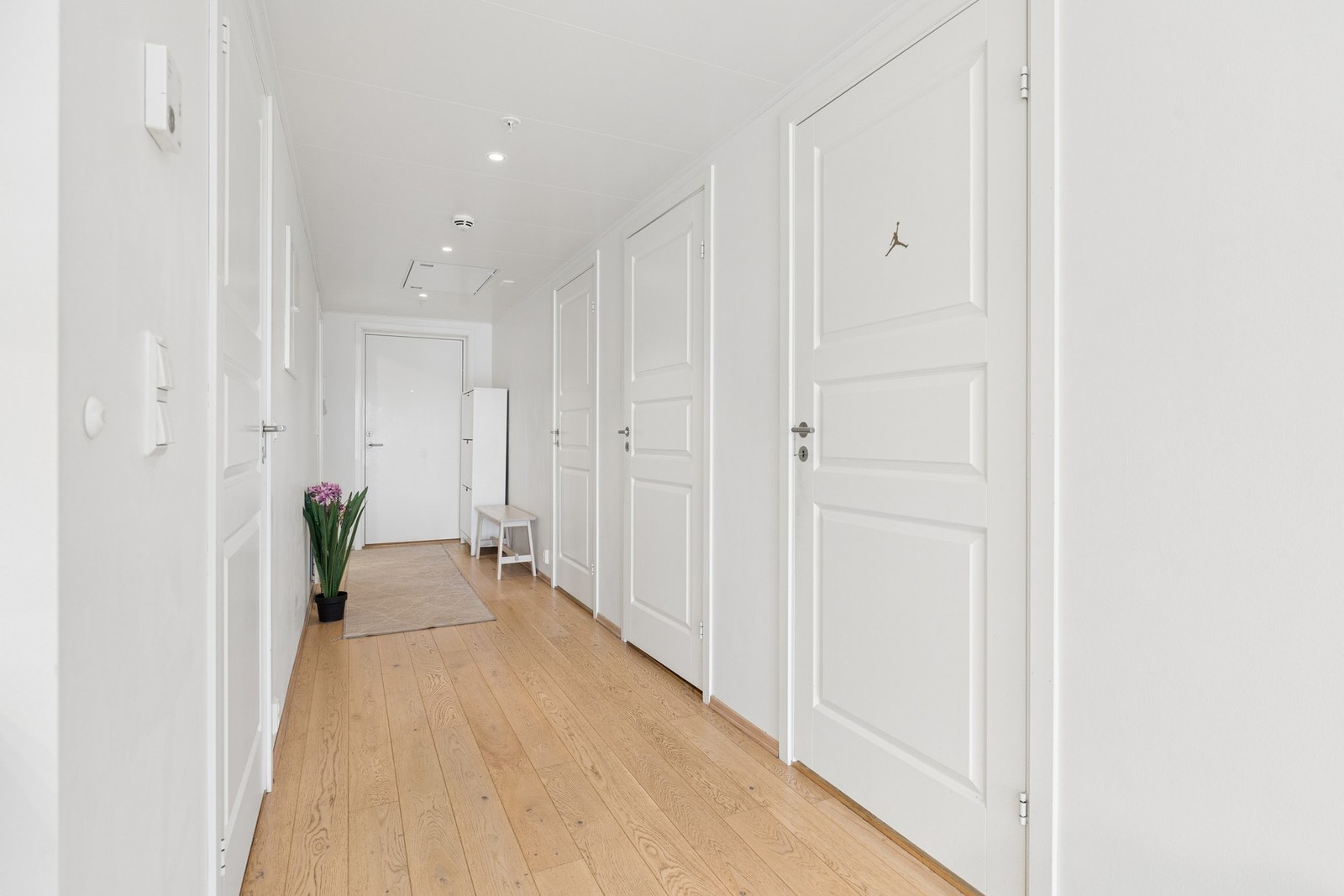 Her er det god plass for oppbevaring av yttertøy og sko, samtidig som gangen gir en ryddig og praktisk adkomst til boligens øvrige rom. Galleribilde