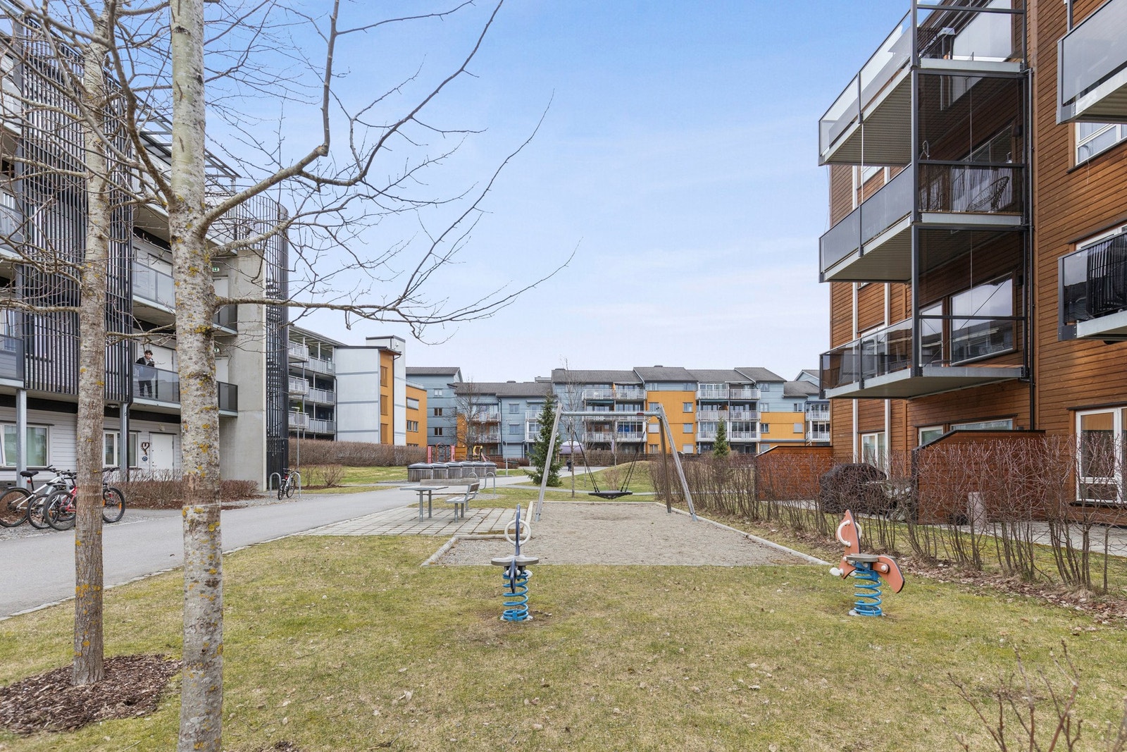 Langbråten 24 ligger i et rolig, familievennlig og sentralt område på Jessheim i Ullensaker kommune. Galleribilde