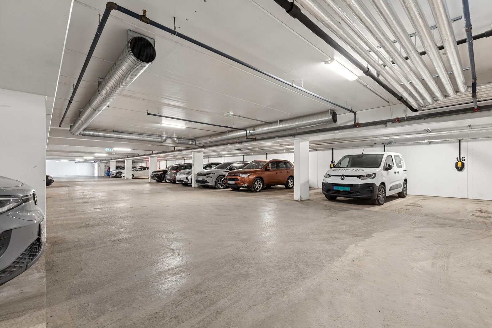 Leiligheten disponerer en garasjeplass i felles garasjeanlegg med el-billader. Galleribilde