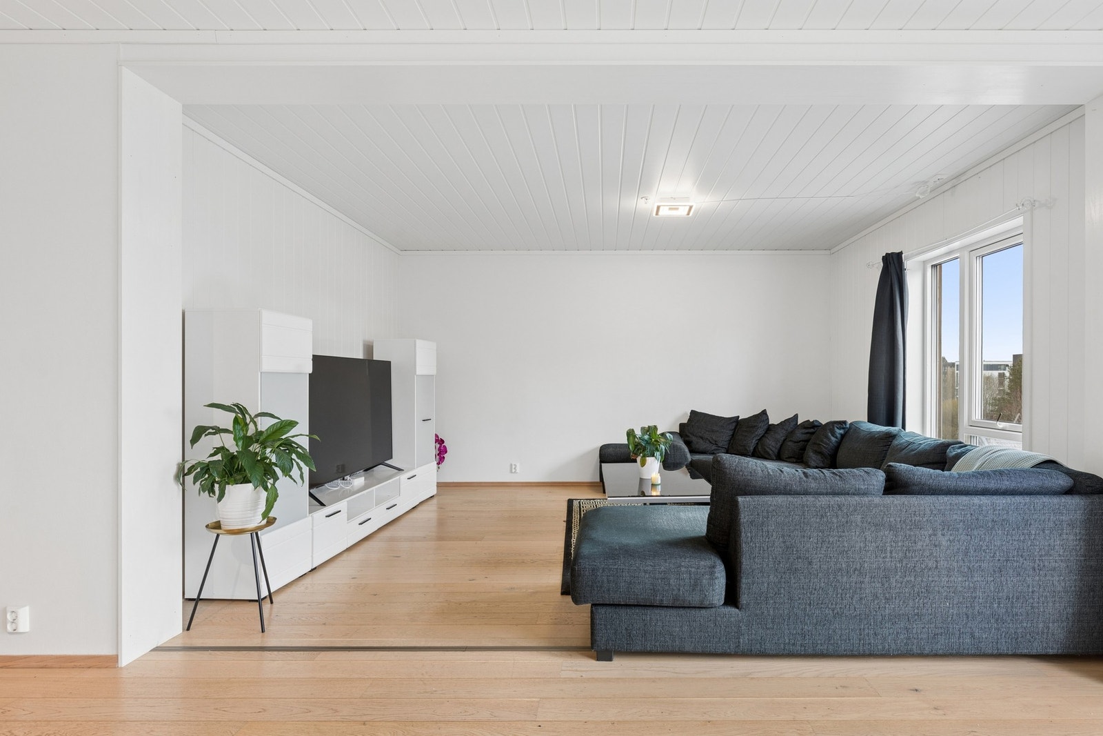 De store vindusflatene og utgangen til balkongen bidrar til en lys og trivelig atmosfære. Galleribilde