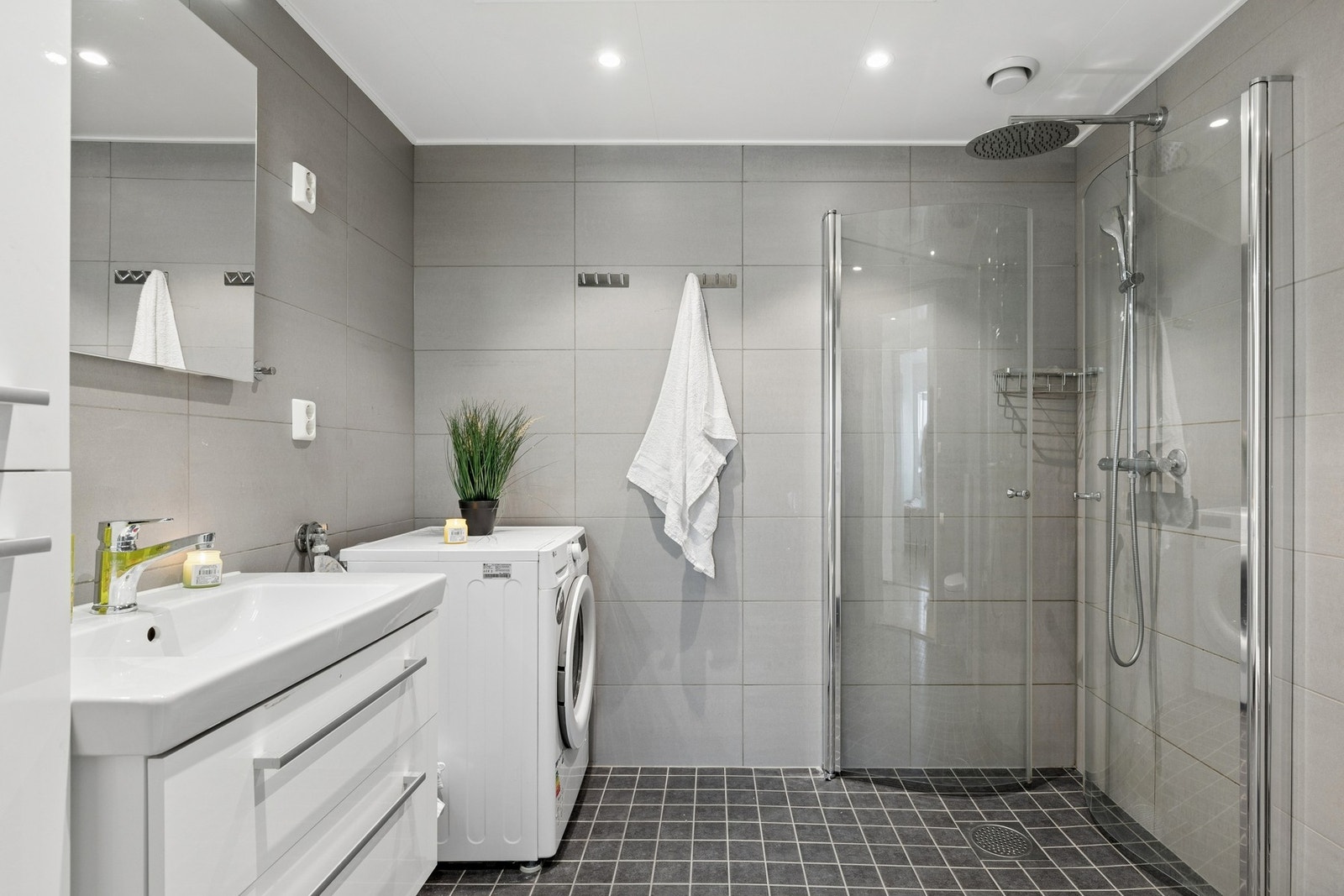 Badet fremstår som delikat og moderne, med flislagte gulv og vegger i tidløse fargetoner. Galleribilde