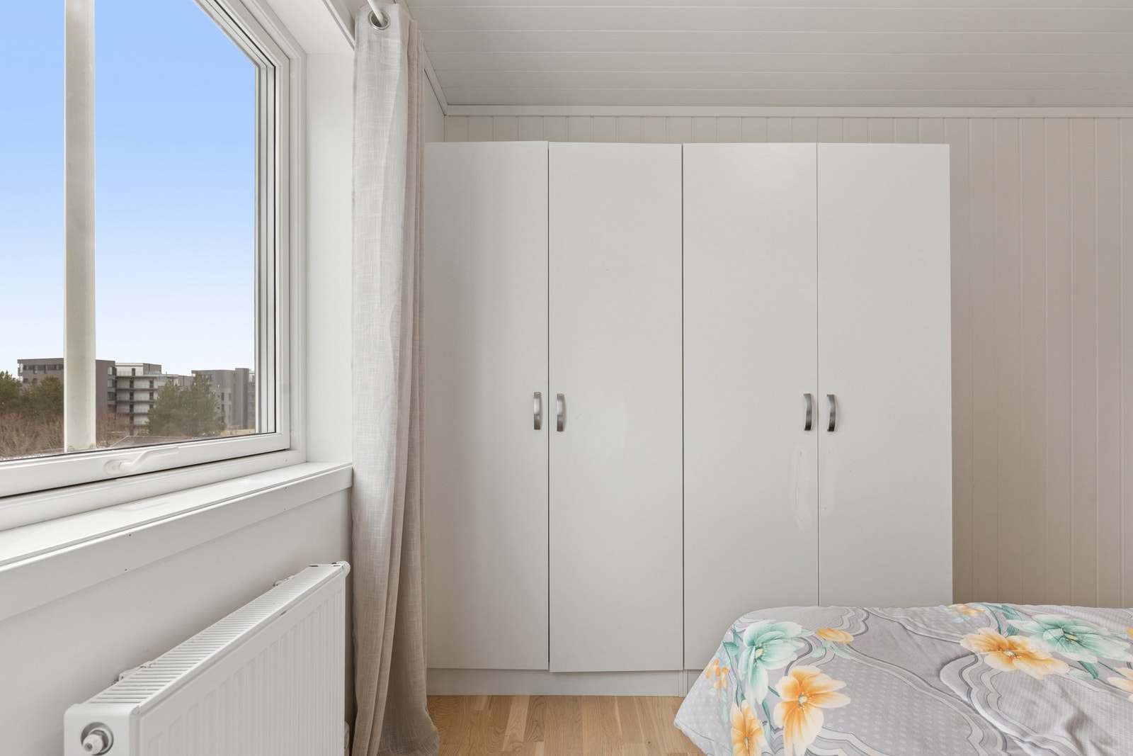 Rommet oppleves lyst og behagelig, med vindu som gir godt naturlig lysinnslipp. Galleribilde