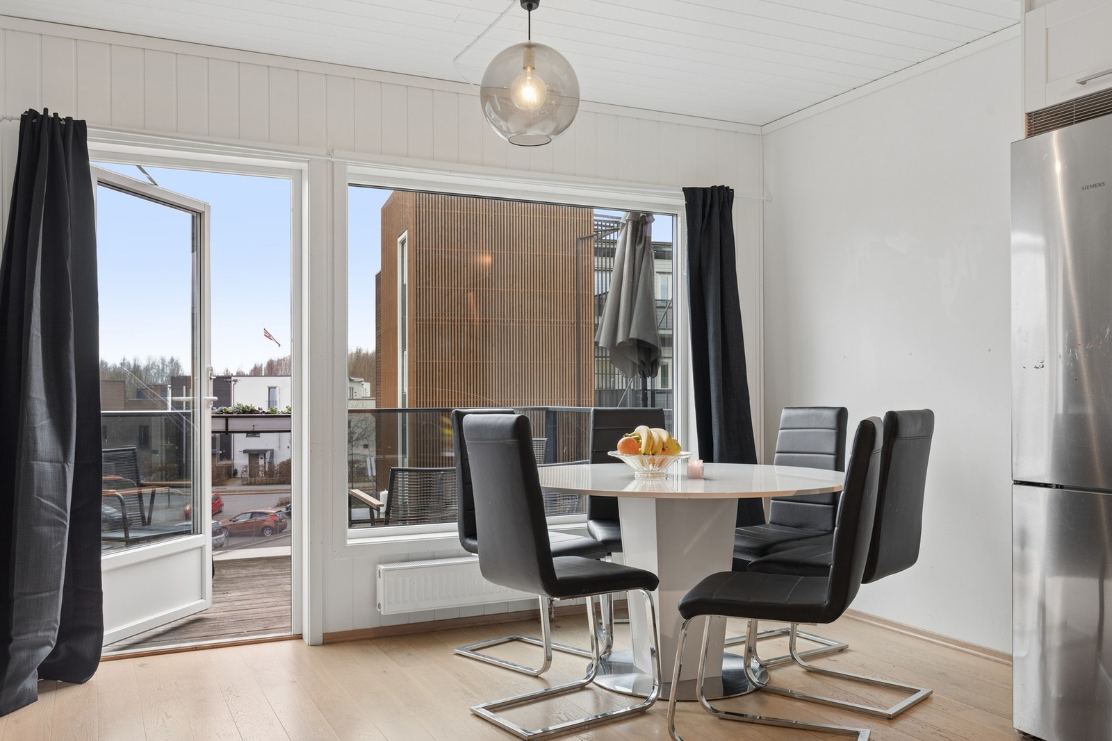 I tilknytning til kjøkkenet er det en hyggelig spiseplass med fin plass til spisebord. Galleribilde