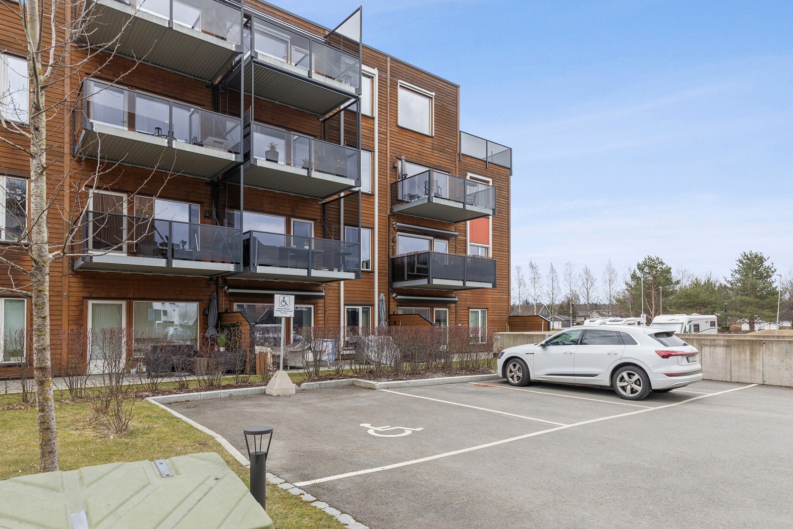 Med nærhet til Romsaasparken finner du en bolig som egner seg svært godt for barnefamilier, med kort vei til det meste man trenger i hverdagen. Galleribilde