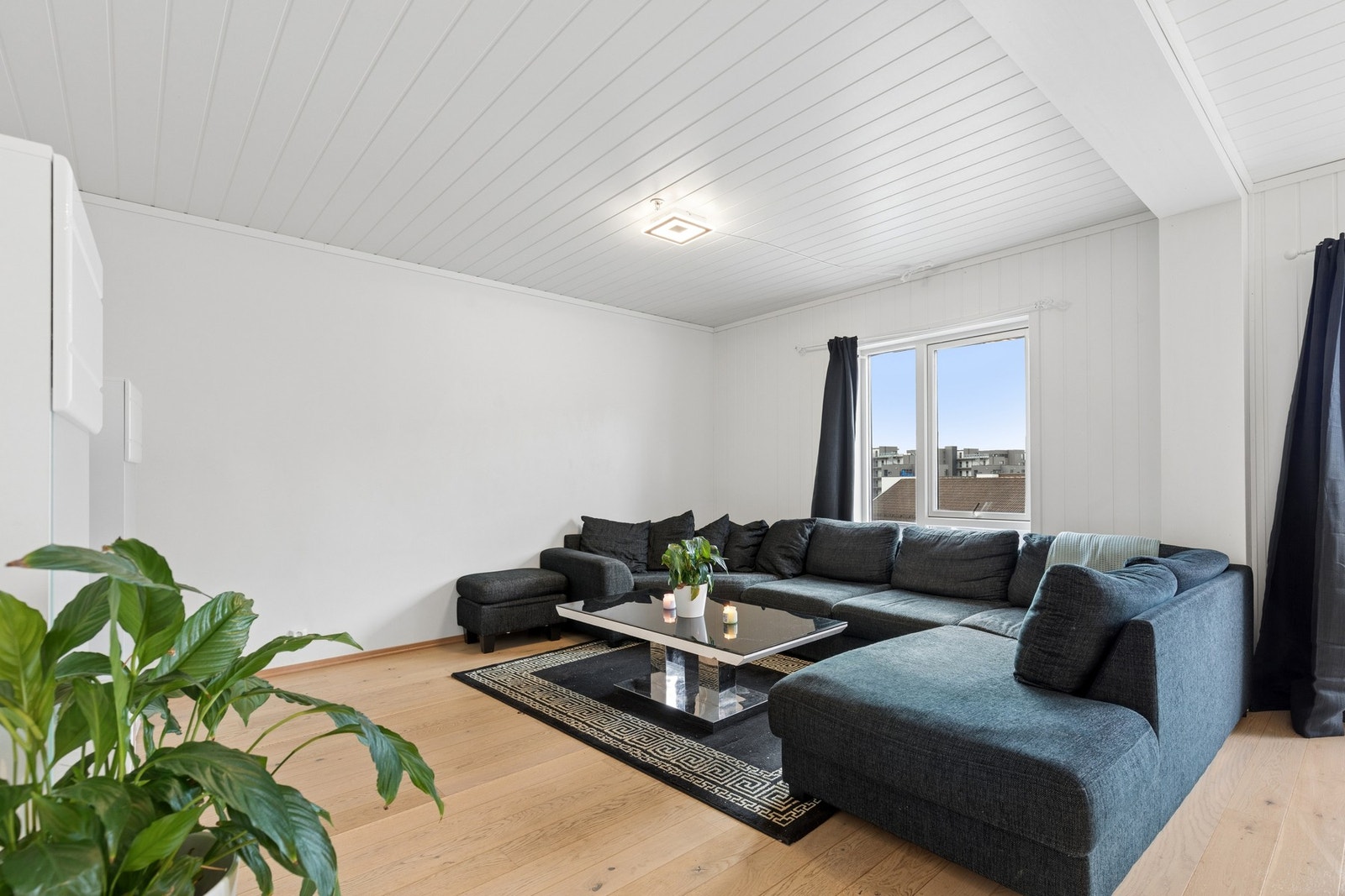 Stuen fremstår som lys, luftig og meget romslig, med store vindusflater som slipper inn godt med dagslys. Galleribilde