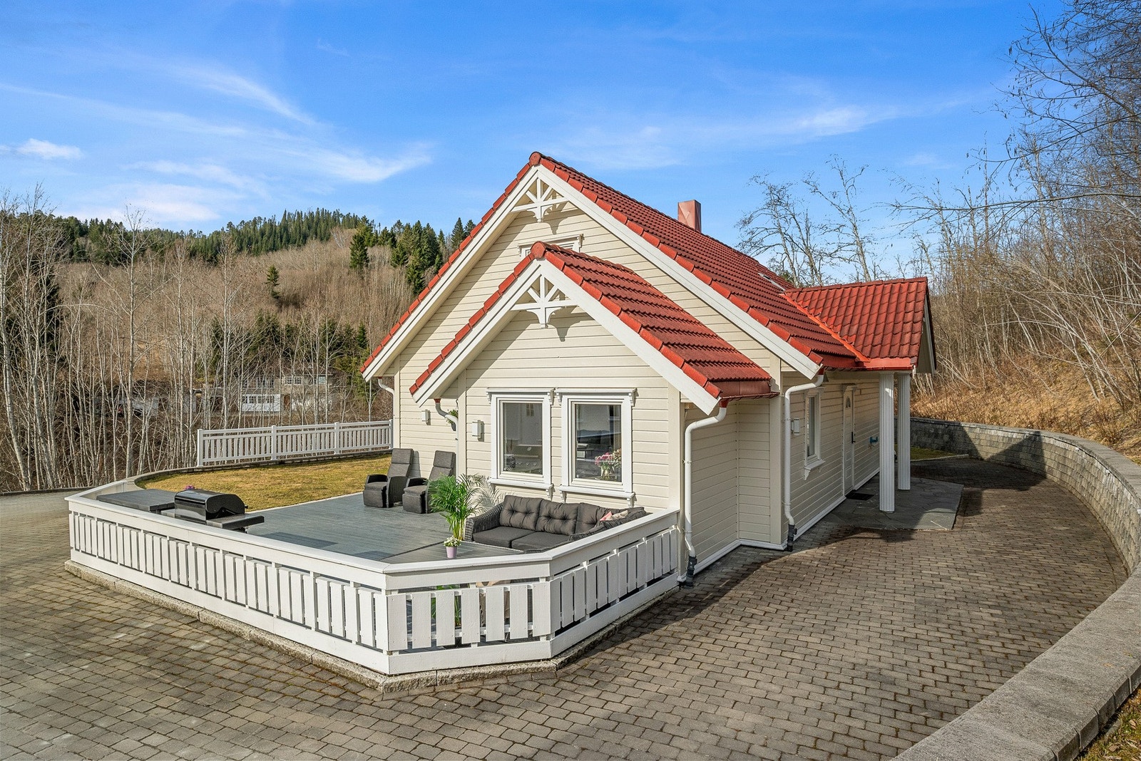 Inngangspartiet med søyler og skiferflis understreker eiendommens herskapelige uttrykk og gir et gjennomført og elegant helhetsinntrykk. Galleribilde