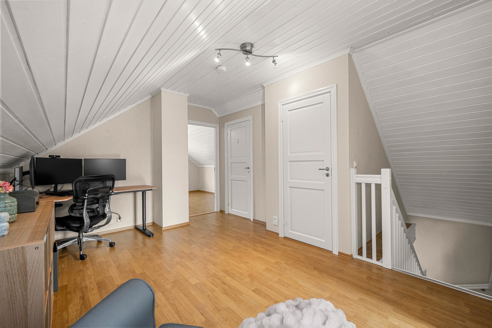I boligens 2. etasje finner vi en gang, to soverom av god størrelse, WC og kott. Dagens eiere bruker gangen til kontor, men det er også mulig å innrede som en liten loftstue. Galleribilde